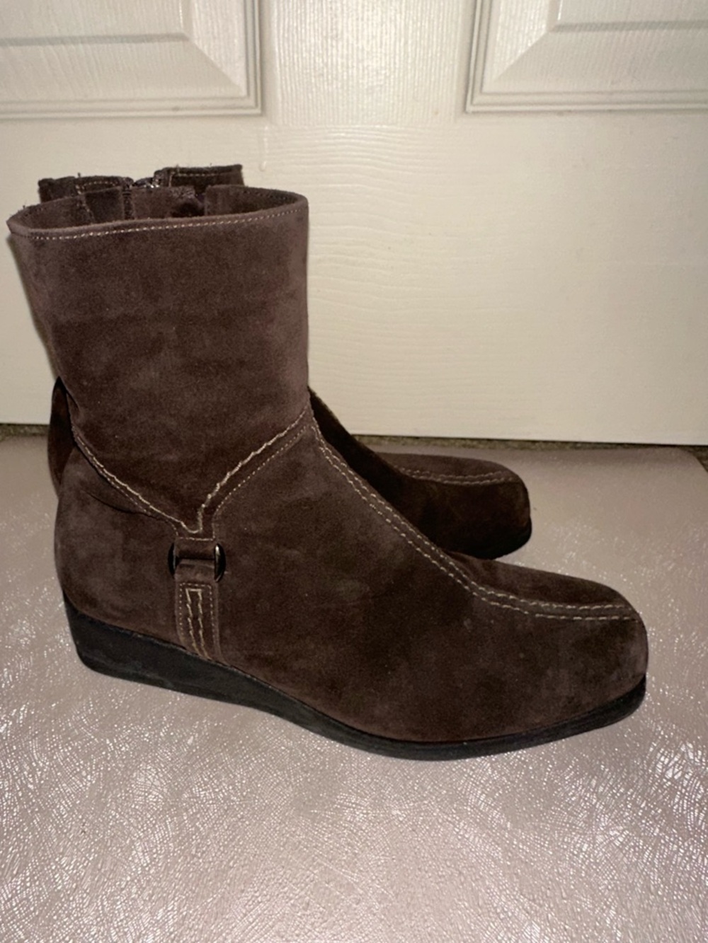 La CANADIENNE Brown Suede Ankle Booties 7.5 fall winter